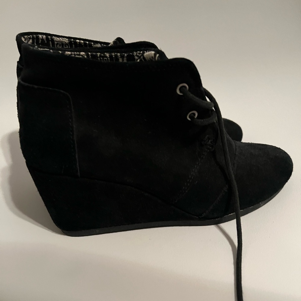 TOMS size 7wide wedges
